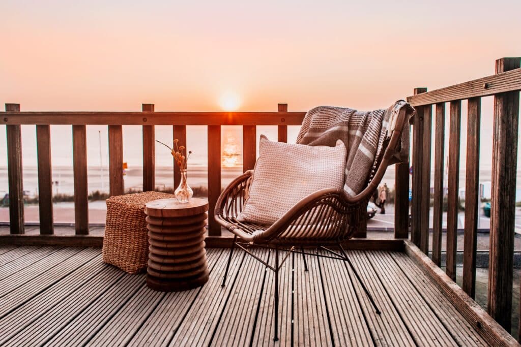Overnachten bij Boulevard 5 met uitzicht op de zee met zonsondergang.