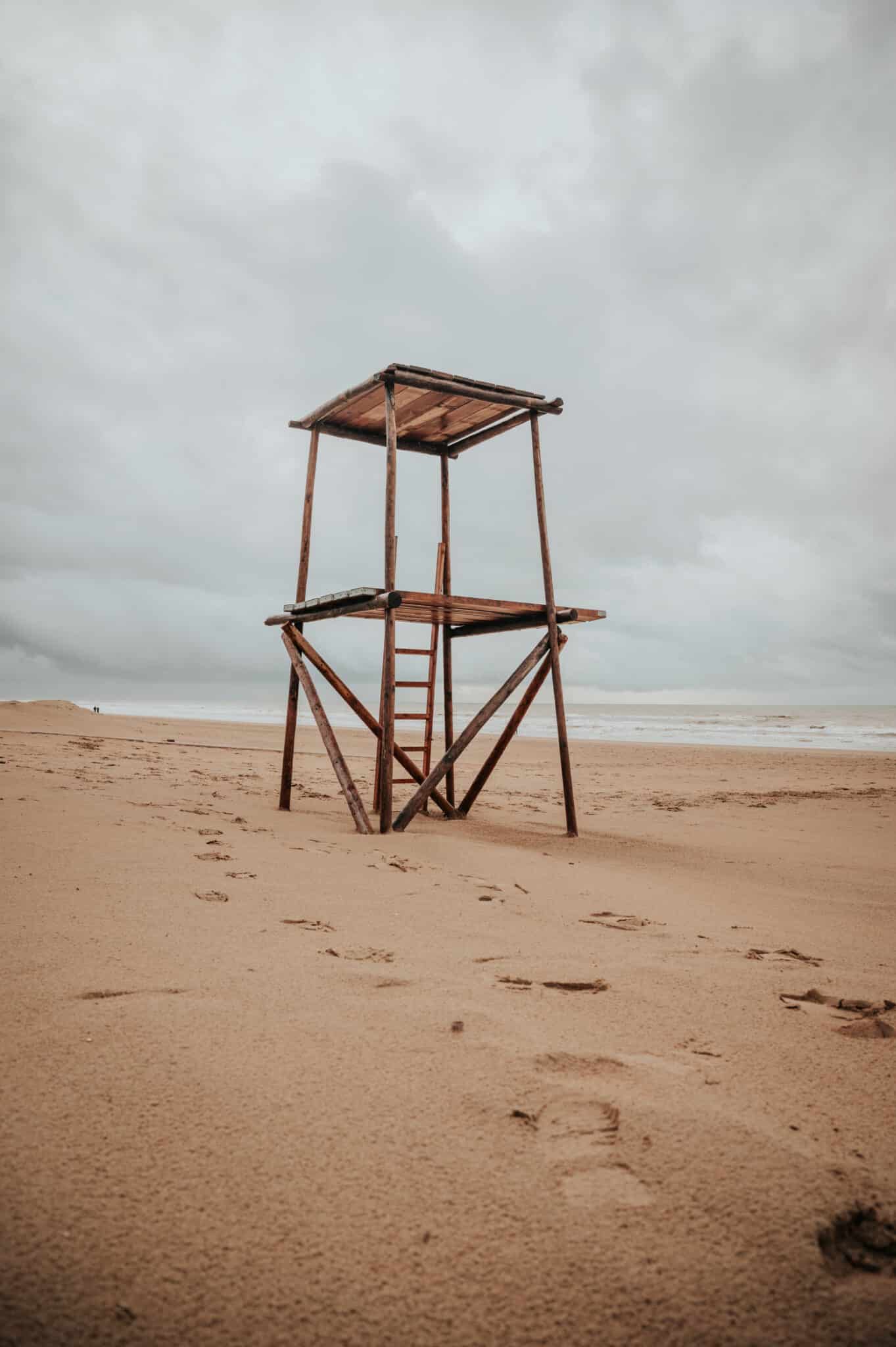Uitkijktoren op het lege strand van Zandvoort in de winter