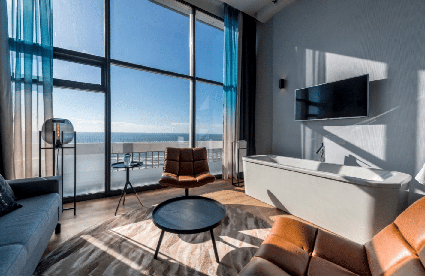 Een kamer bij het Palace Hotel met uitzicht over zee.