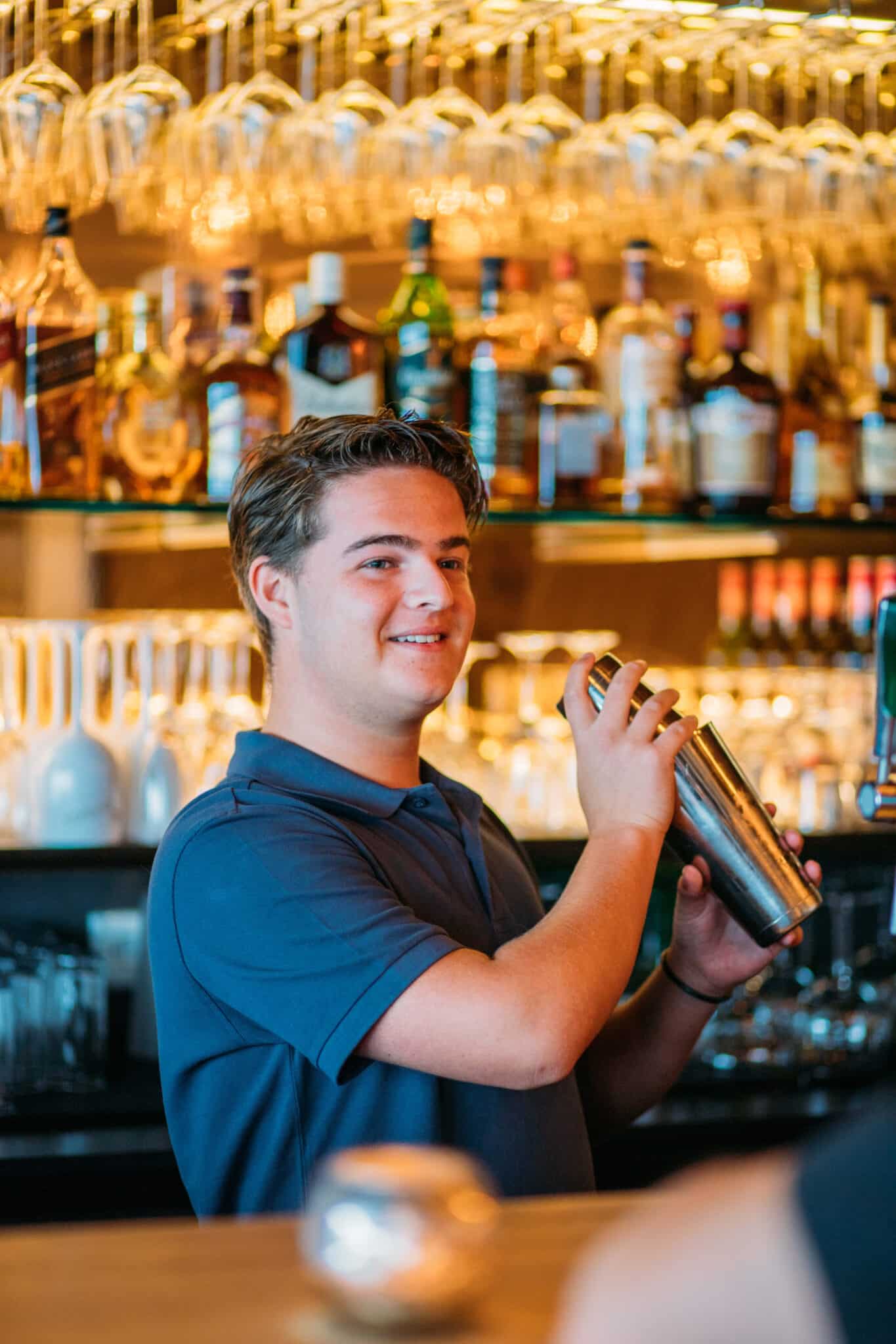 Barman met een cocktailshaker