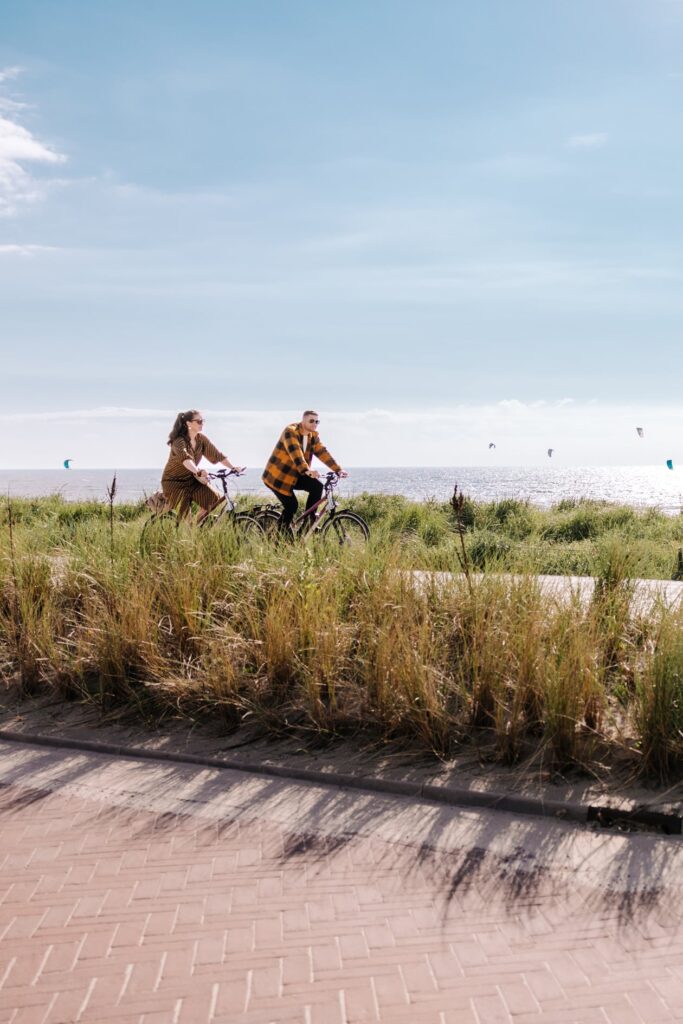 Twee fietsers op de Zandvoortse zuid-boulevard
