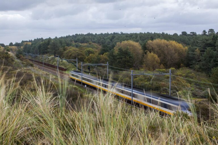 openbaar-vervoer-zandvoort Trein naar Zandvoort vanuit Haarlem en Amsterdam door de duinen