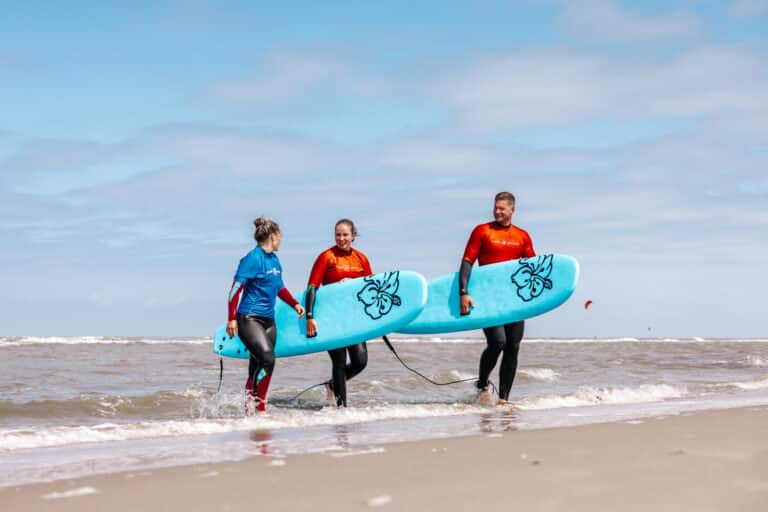 Surfen Zandvoort - mensen met surfplanken op het strand in Zandvoort