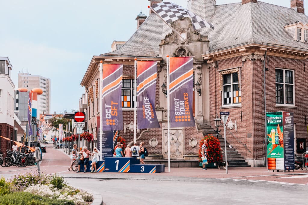 Racefestival-vlaggen op voor het Raadhuis.