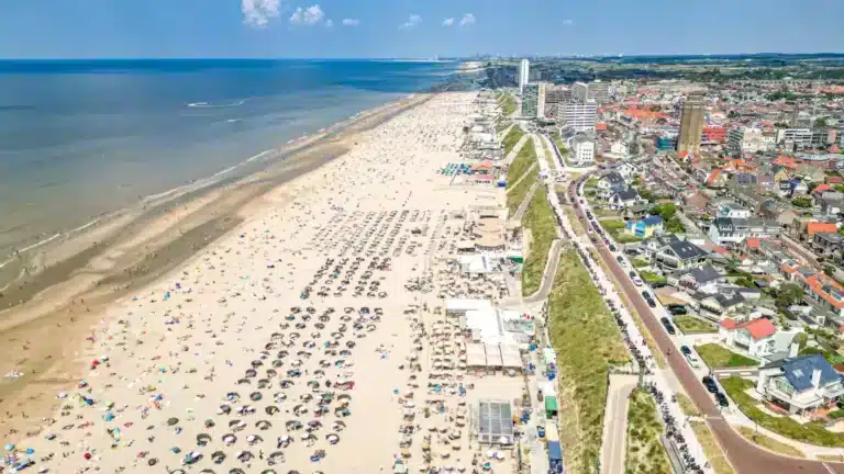 Strand en dorp Zandvoort aan zee gezien van boven