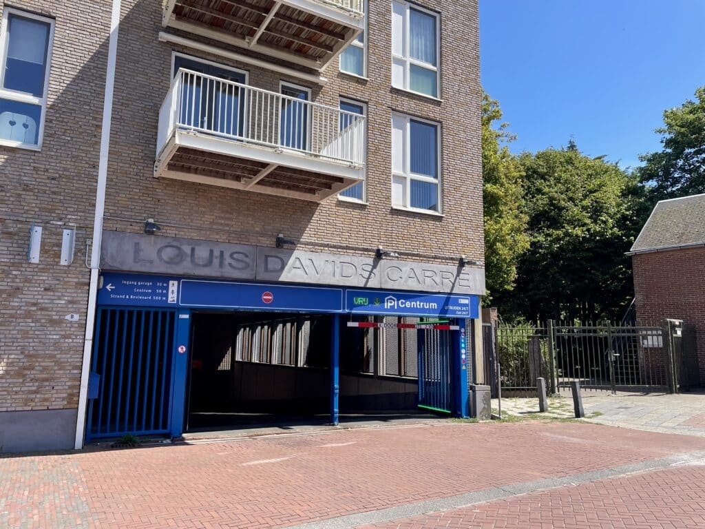 Parkeergarage centrum zandvoort met de naam Louis Davids Carré