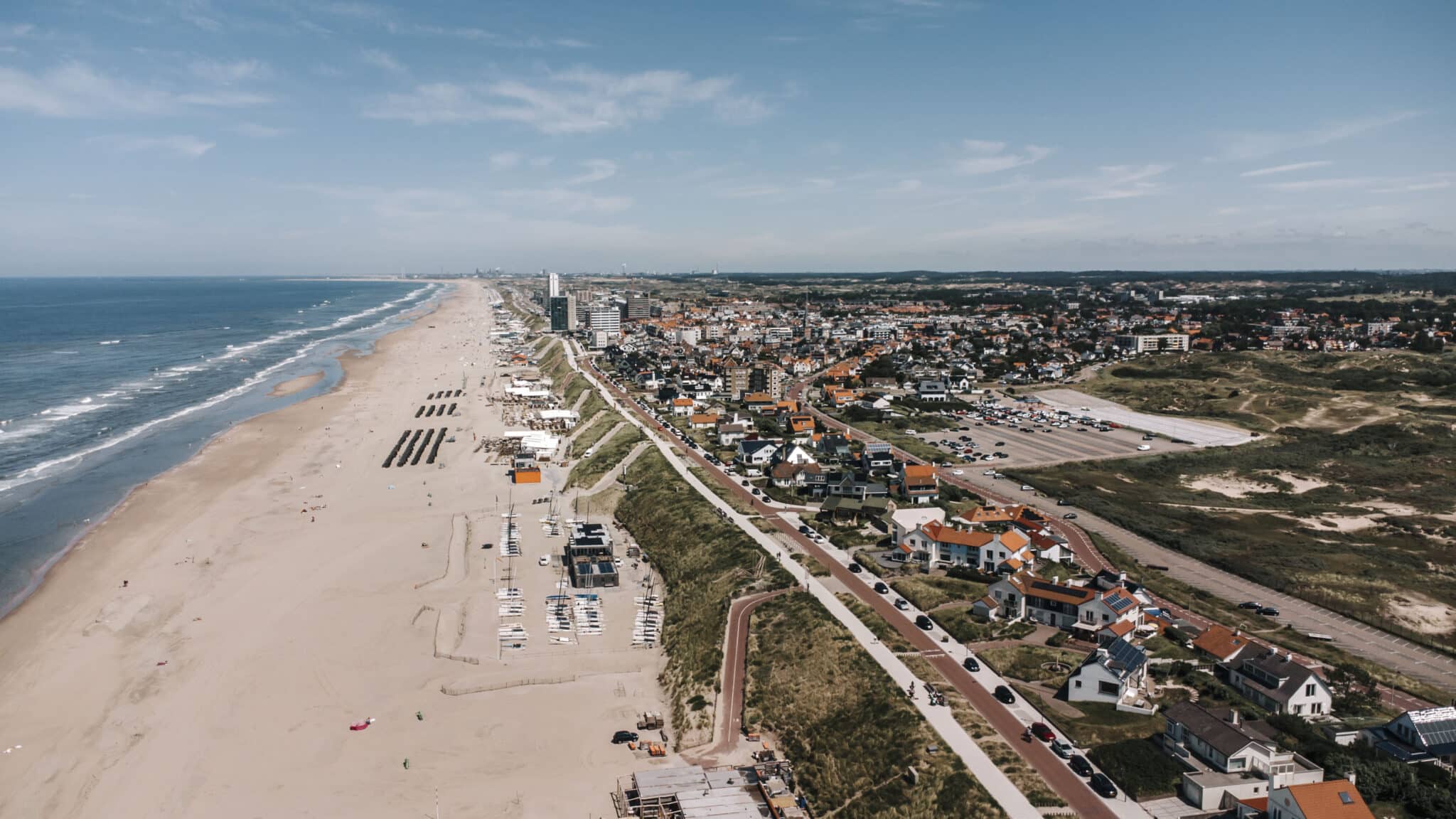 Drone shot van het strand van zandvoort