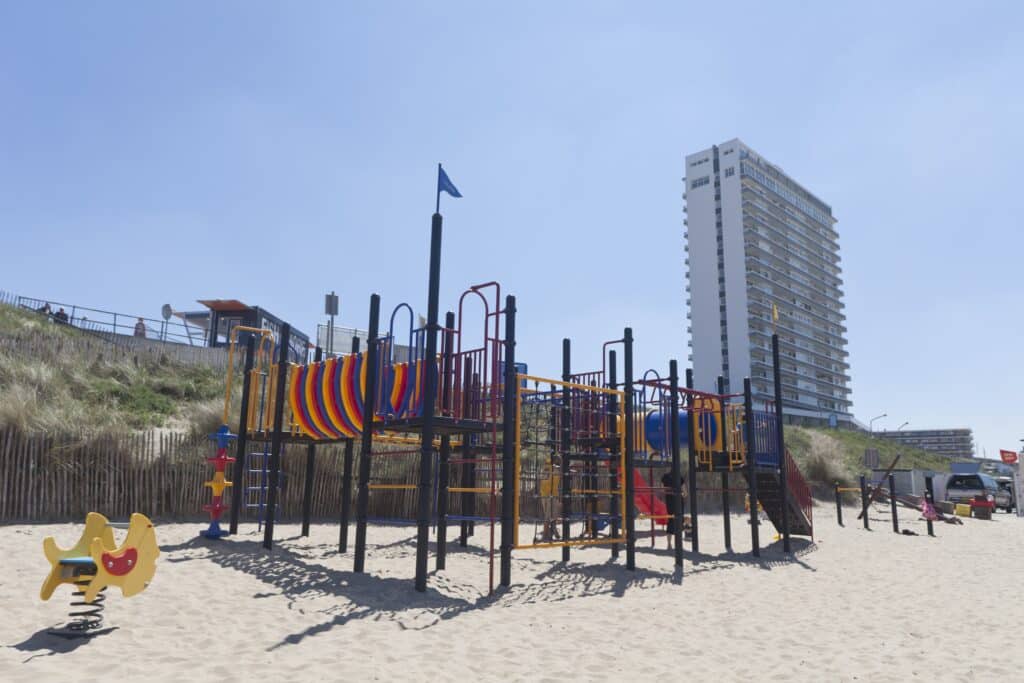 Speeltoestel op het strand van Zandvoort bij strandpaviljoen Thalassa