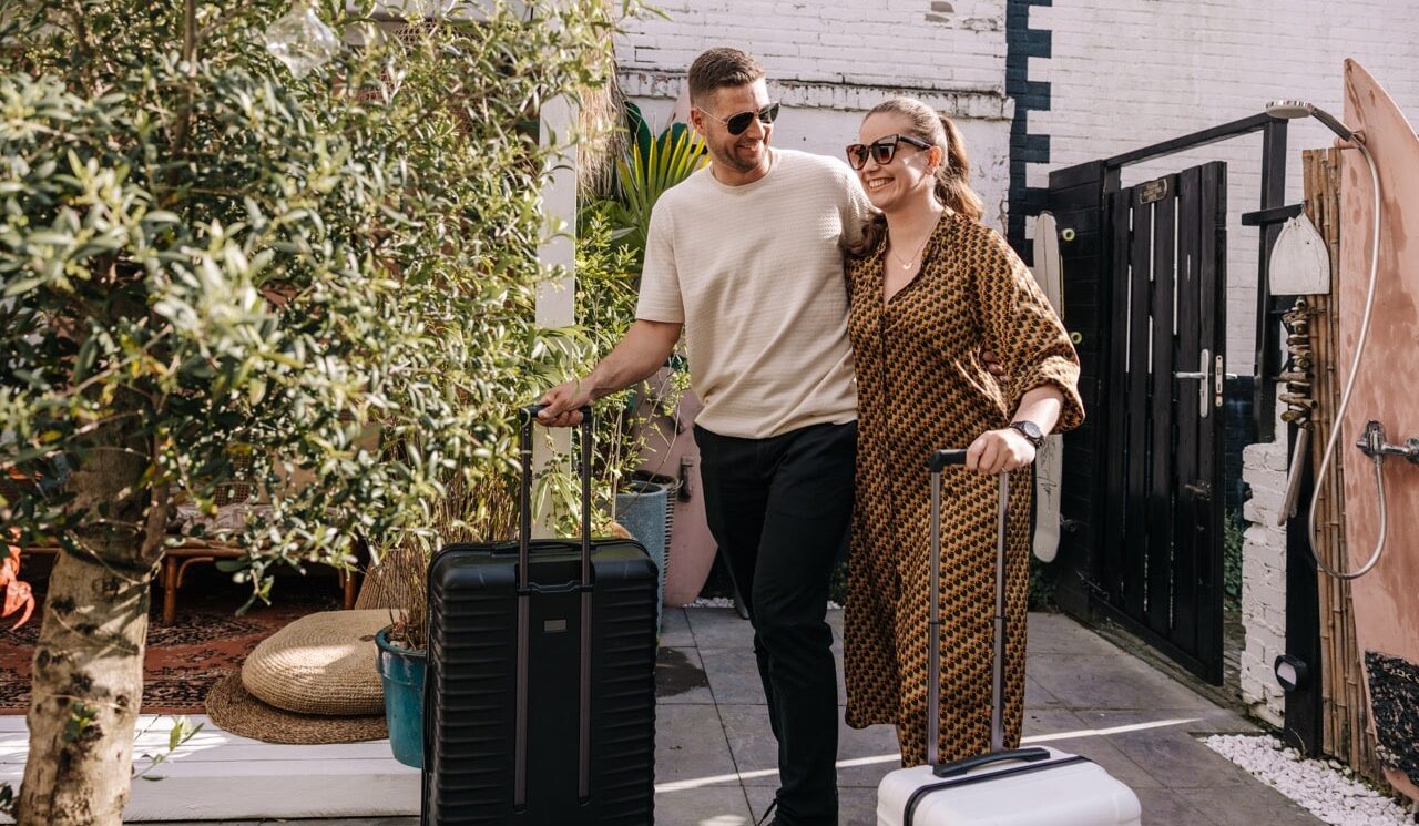 Hannah en Johannes met koffers. Ze komen aan met koffers in Zandvoort om te overnachten.