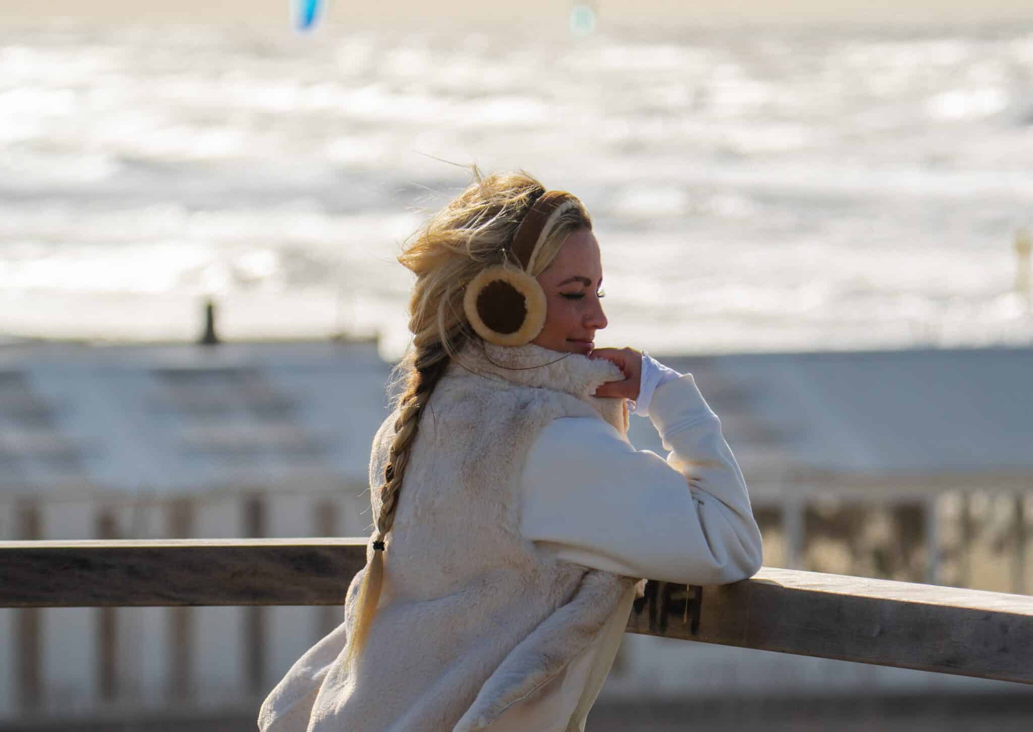 Vrouw genietend van de wind op de boulevard van Zandvoort