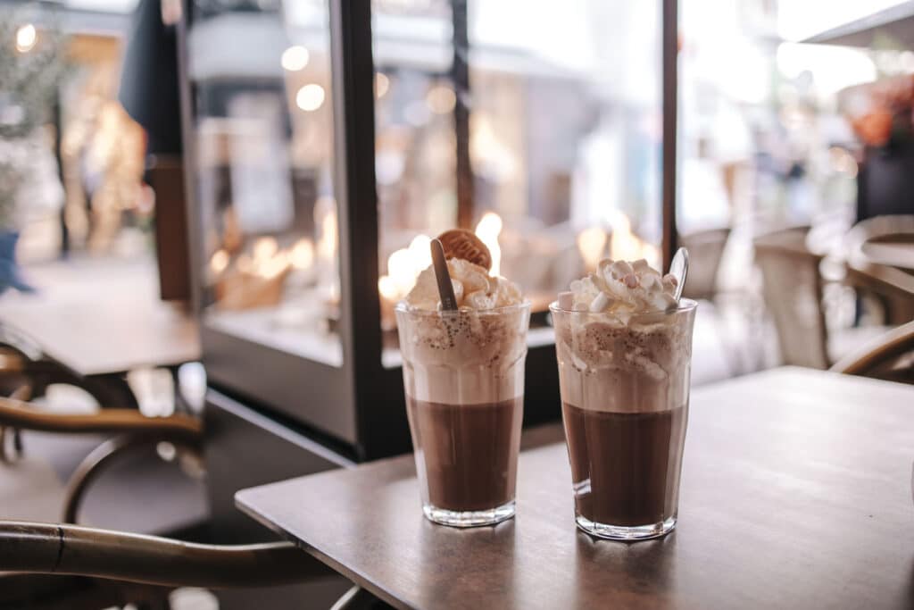 Warme chocolademelk bij restaurant Deight.