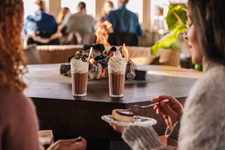 Twee warme chocolademelk bij het haardvuur bij strandtent Nius in Zandvoort