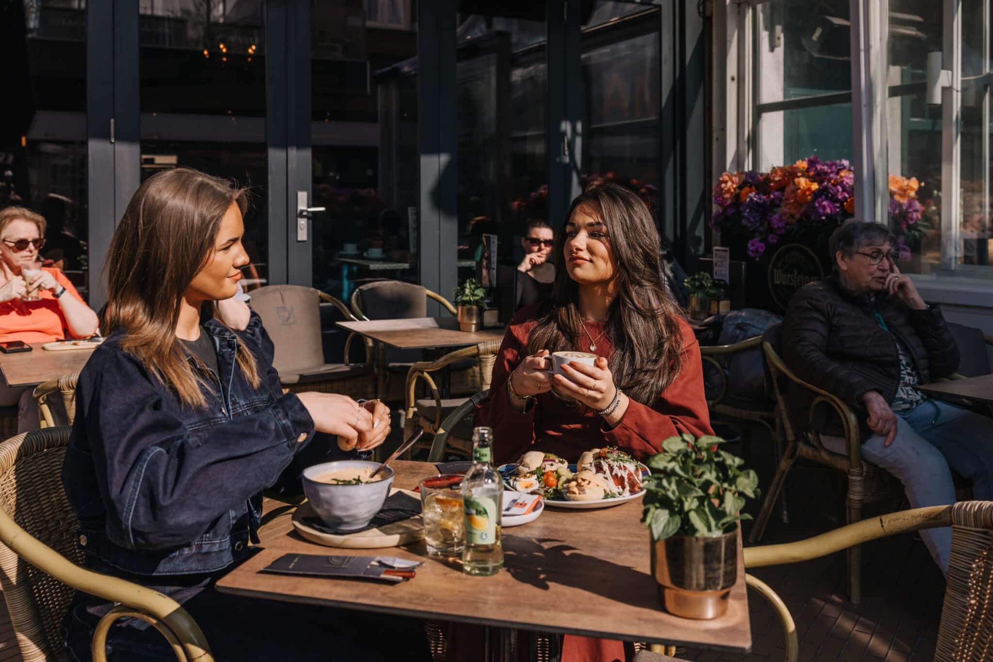 Twee vrouwen op het terras bij Deight in het Centrum van Zandvoort