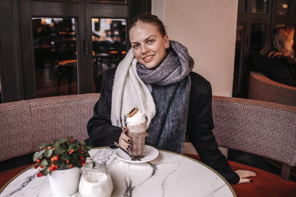 Warme chocolademelk bij restaurant Café Neuf.