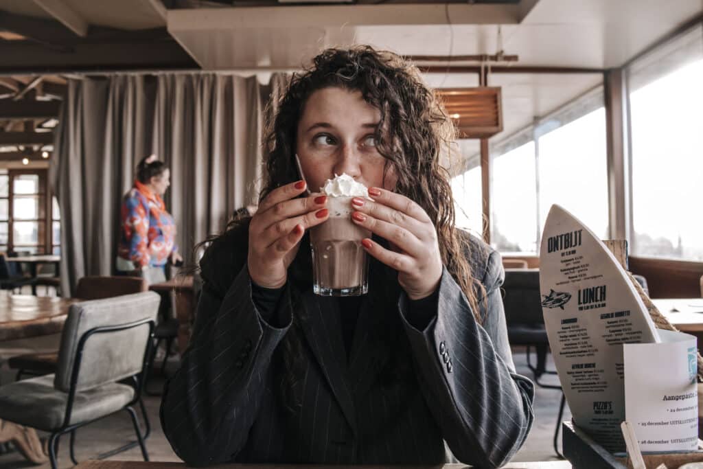 Warme chocolademelk bij strandpaviljoen Tijn Akersloot.