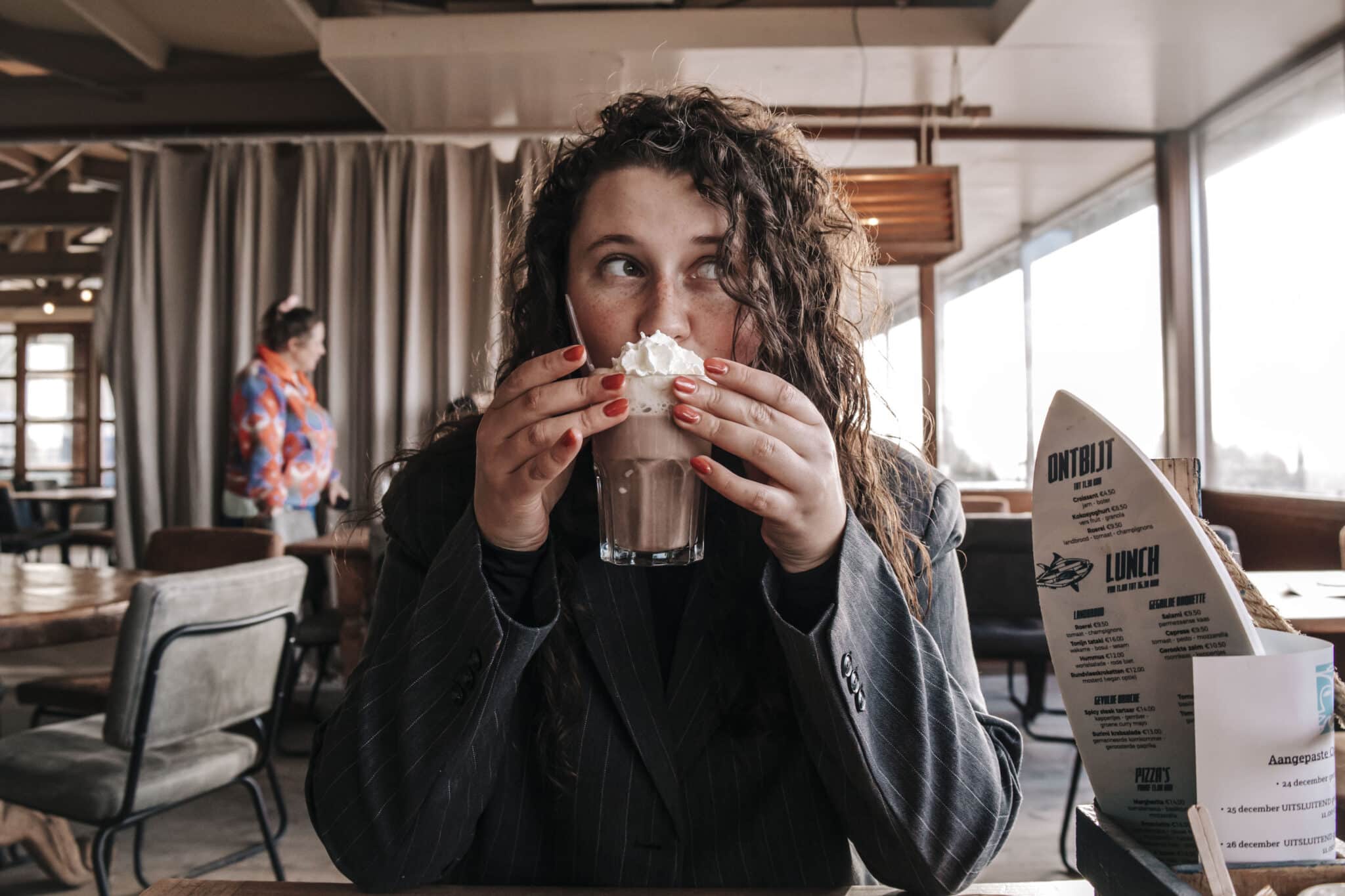 Warme chocolademelk bij strandpaviljoen Tijn Akersloot.