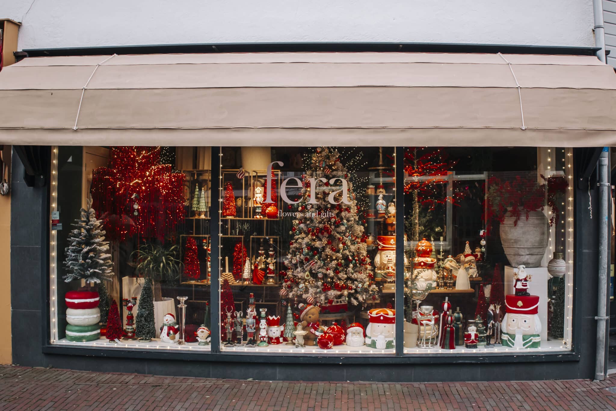 Bloemen en cadeauwinkel Fera met prachtige kerstversiering in de winter