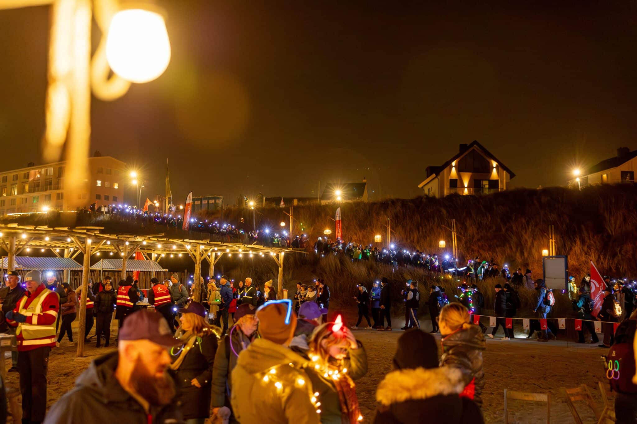 Het strand van Zandvoort in de avond verlicht door de mensen die meelopen tijdens de Zandvoort Light Walk