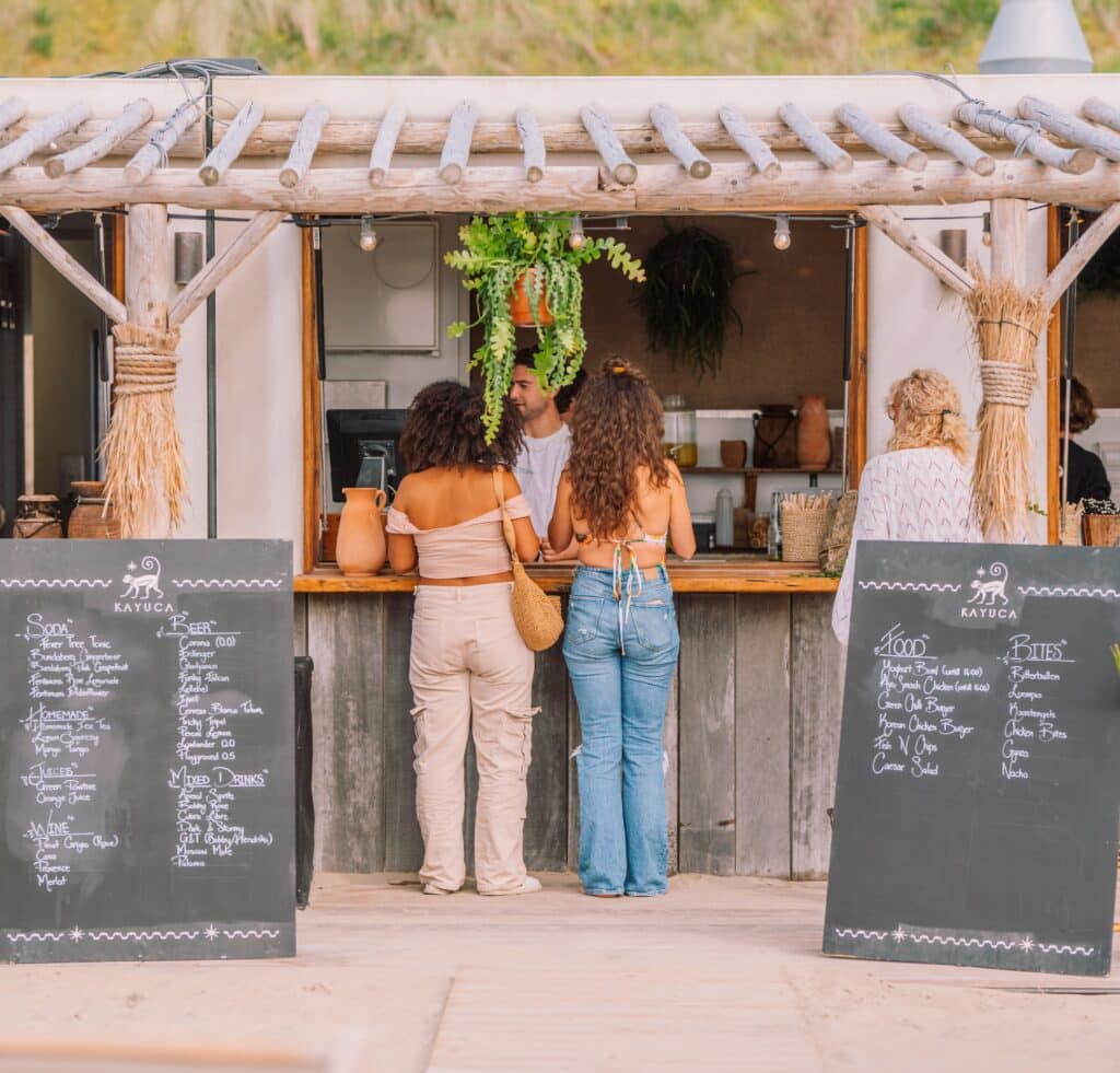 Twee meisjes aan de beachbar bij Ubuntu