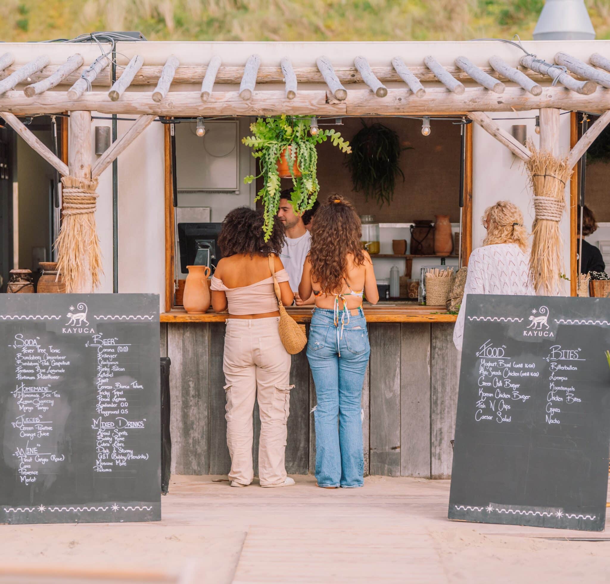 Twee meisjes aan de beachbar bij Ubuntu