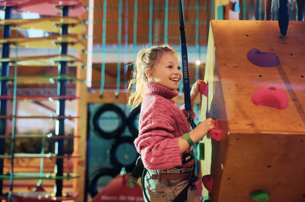 Meisje op de klimmuur in Center Parcs Zandvoort
