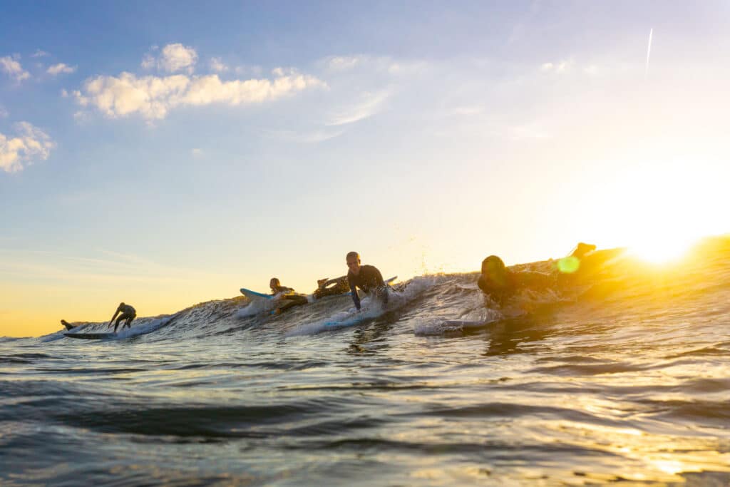 Surfende mensen in de Noordzee
