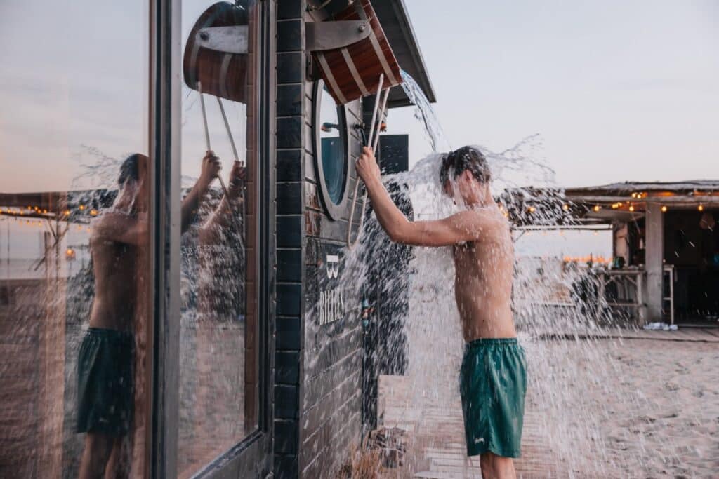 afkoelen onder de buitendouche bij Billies Sauna in Zandvoort