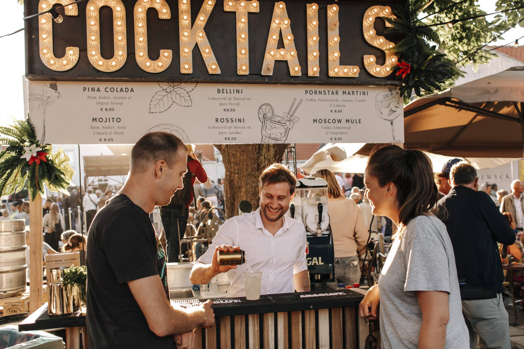 Cocktailbar tijdens foodtruckfestival Wereldse Smaken in Zandvoort