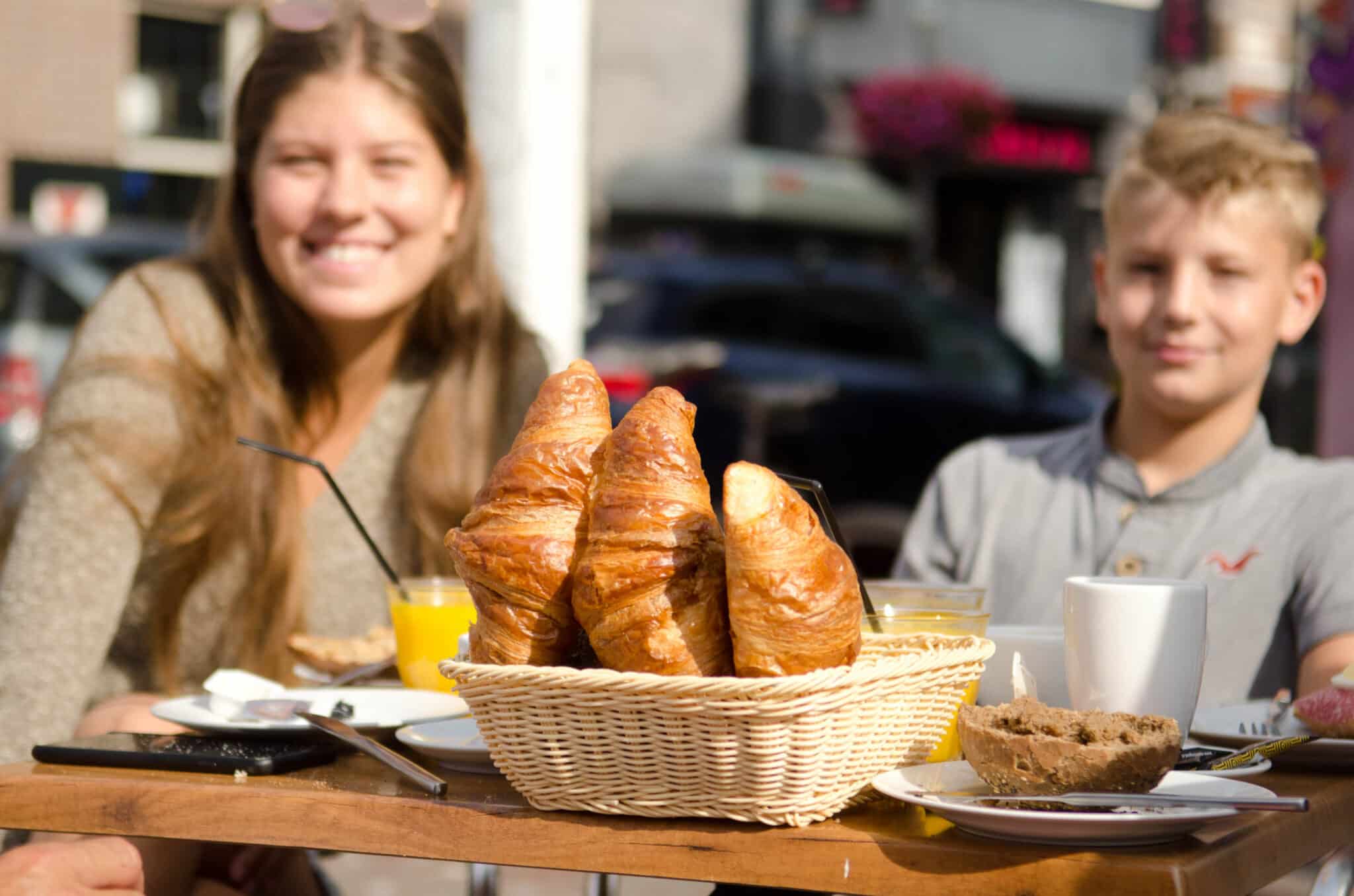 Croissants op het terras bij Bakker Bertram