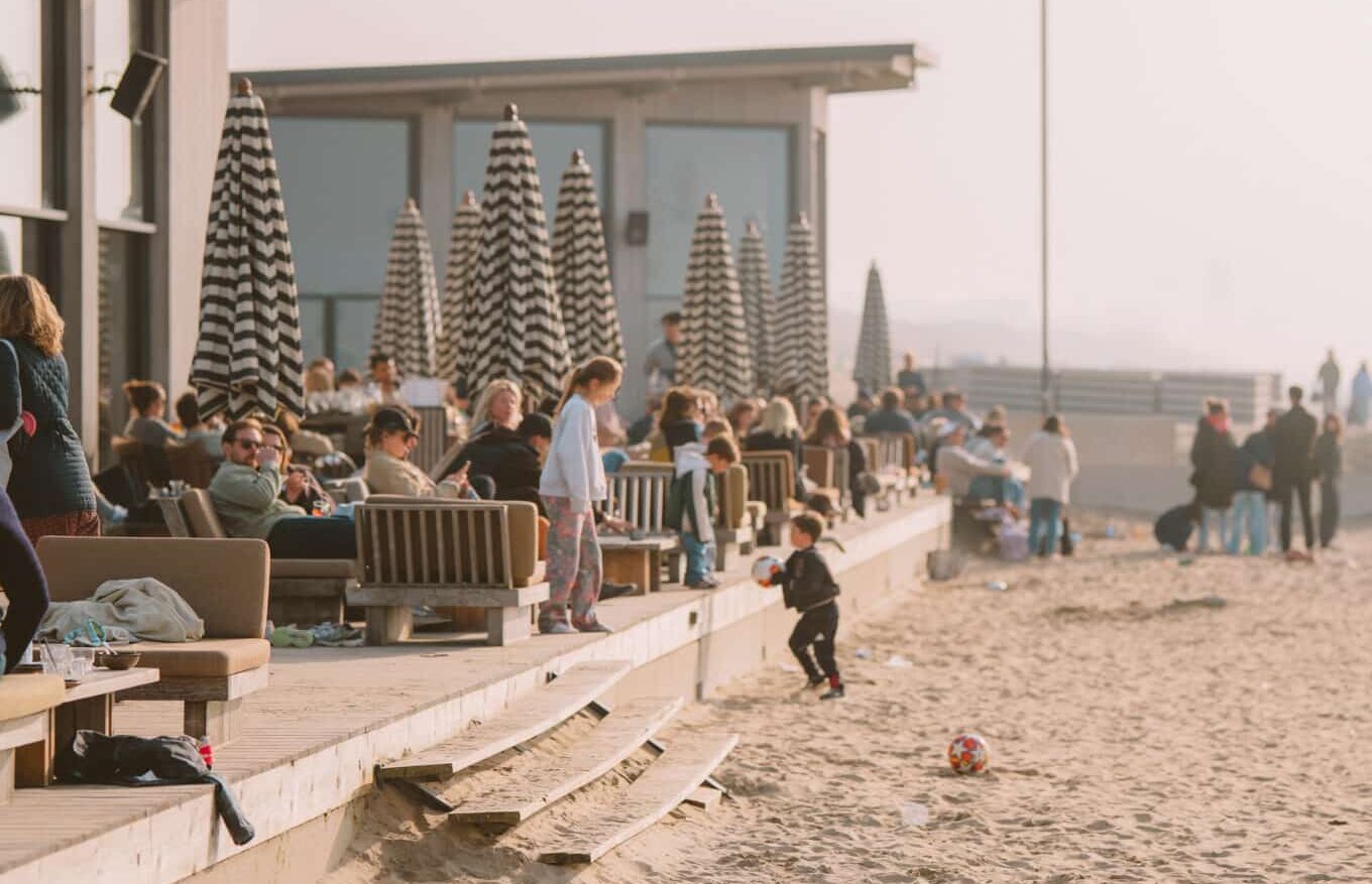 Terras van strandpaviljoen in de lente/ voorjaar