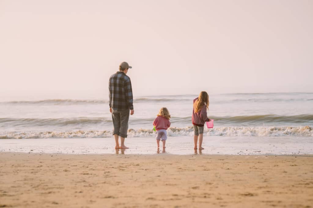 Vader met kinderen op het strand van Zandvoort in het voorjaar