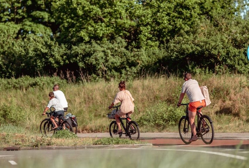 Fietsers fietsen langs de bossen en duinen van Zandvoort