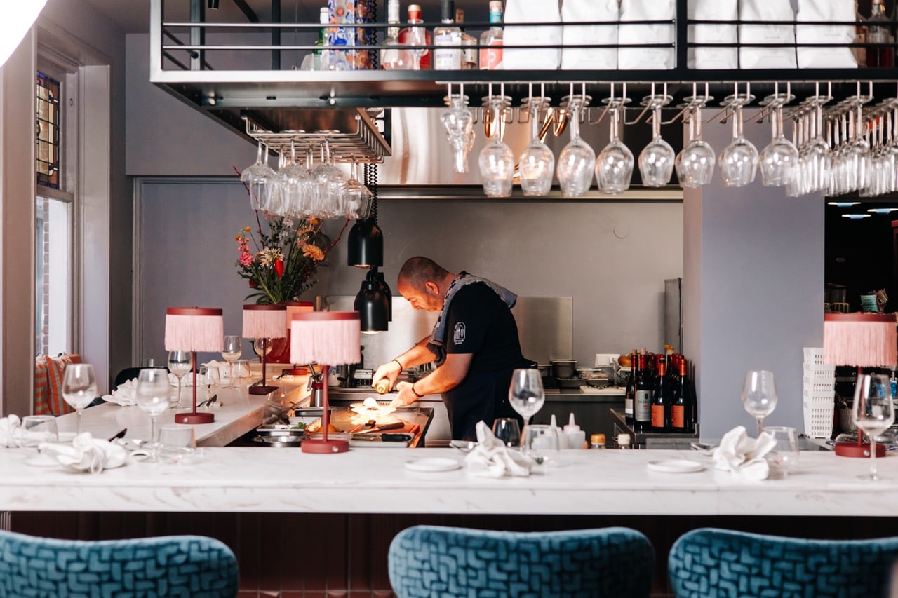 De open keuken van Restaurant Smaak in de Haltestraat in Zandvoort