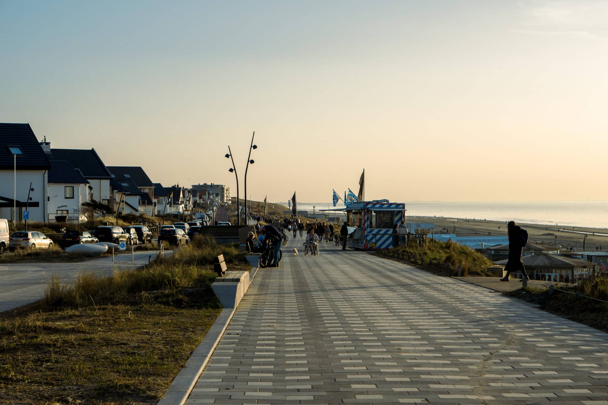 lente zon in de avond op de boulevard