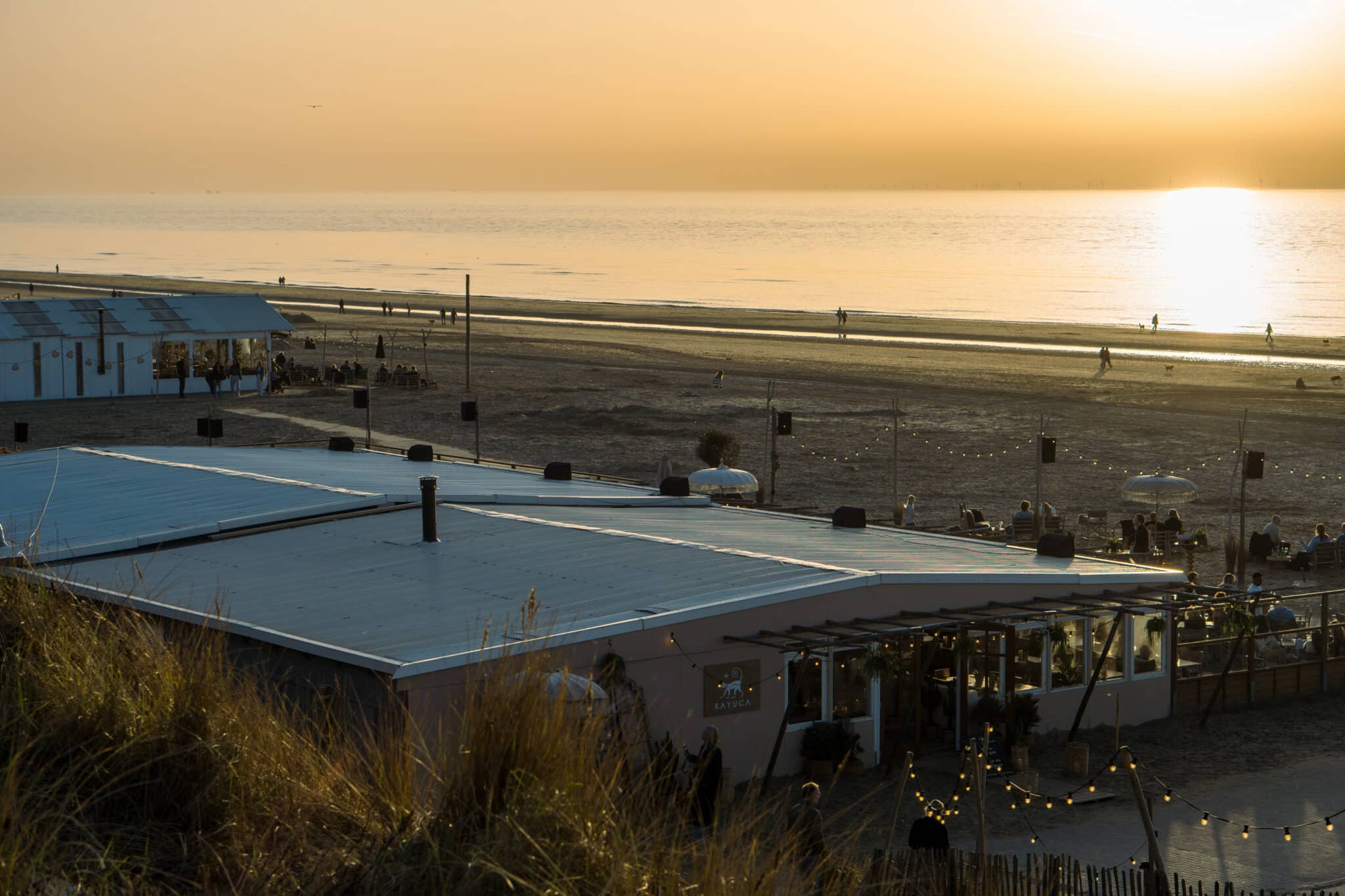 kayuca zandvoort strand in de lente met avondzon