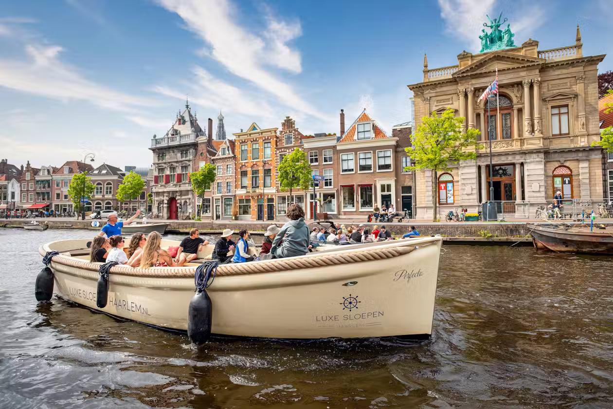 Rondvaart met sloep over grachten Haarlem