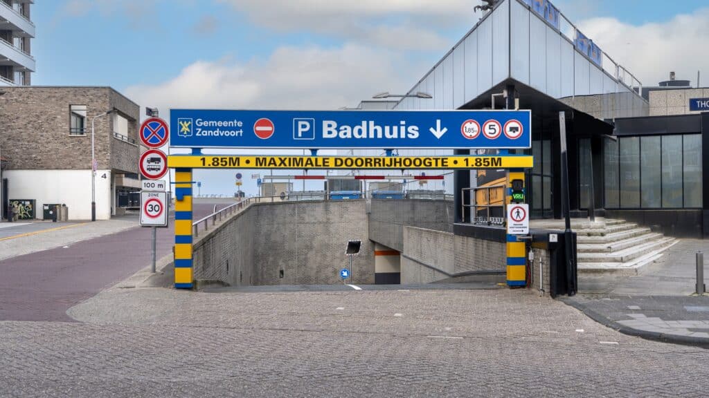 Ingang parkeergarage badhuis
